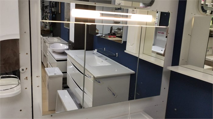 BandHours Fiji Fj800.12 Зеркальный шкаф 80 см с подсветкой и розеткой, белый глянец Fj800.12 - фото 58579