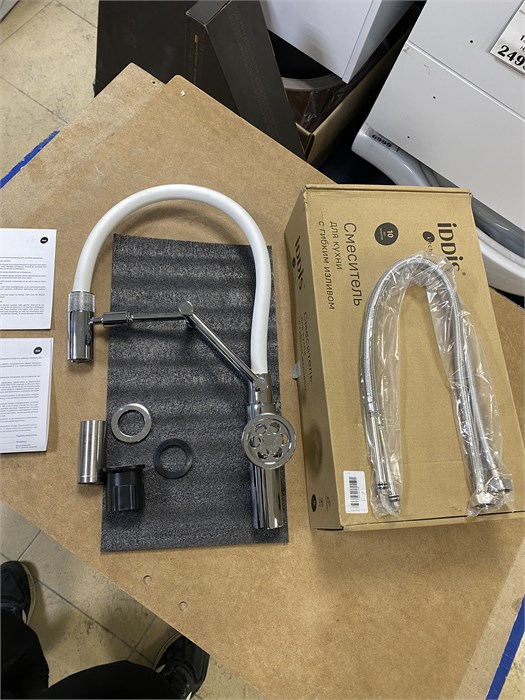 Смеситель для кухни с гибким изливом IDDIS Grange GRASBFLi05 хром - белый GRASBFLi05