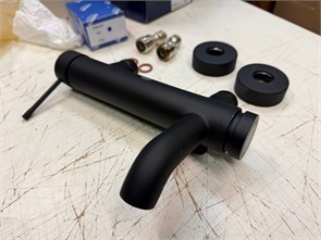 {{photo.Alt || photo.Description || 'Grohe 25250KF1 Essence+ Смеситель однорычажный для ванны, фантомный чёрный'}}