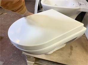 {{photo.Alt || photo.Description || 'LAUFEN PRO Унитаз подвесной 8.2095.0.000.000.1 гор. вып. 56*36 (белый) + Berges 015103 GEO SO Сиденье'}}