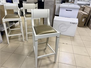 {{photo.Alt || photo.Description || 'Барный стул Scavolini Grand Relais из бука, отделка бежевый RAL 1013 + золото'}}